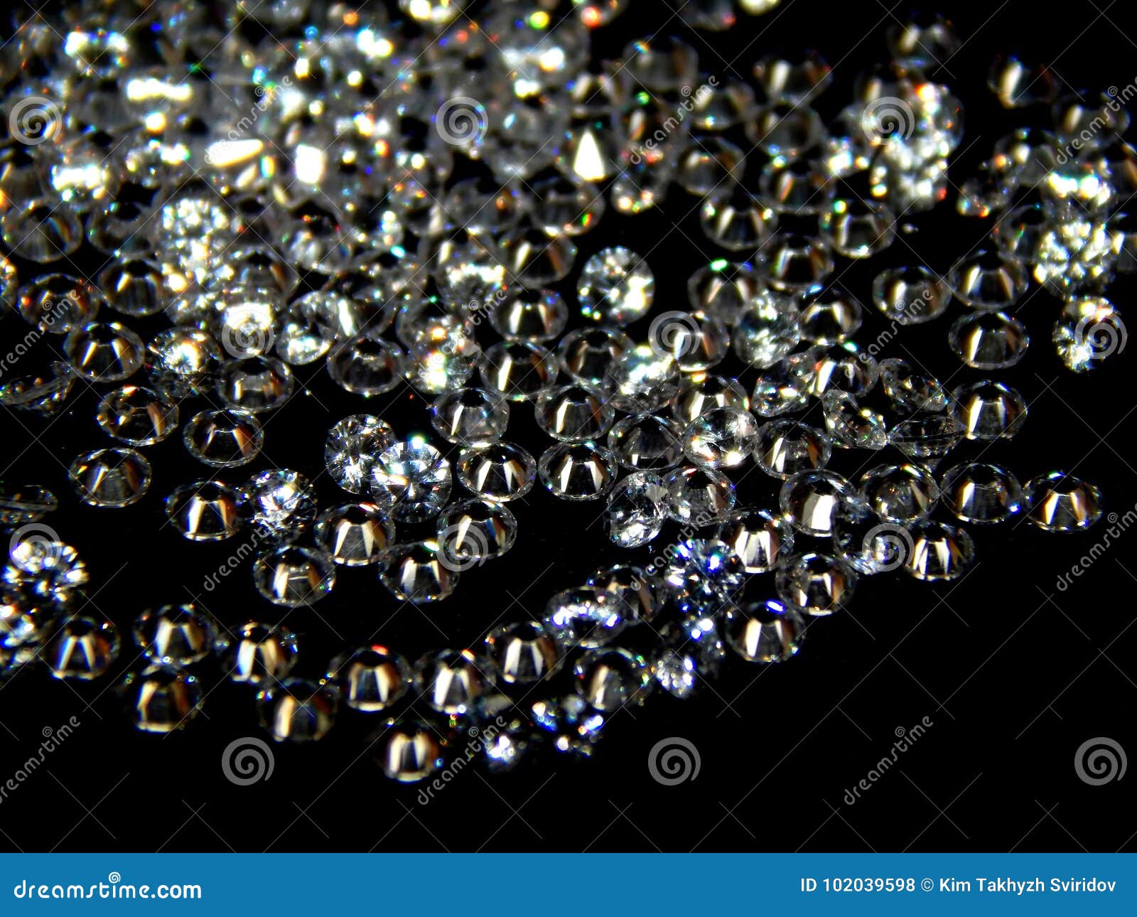 Diamantes Brillantes En Un Primer Negro Del Fondo Foto de archivo - Imagen  de objeto, belleza: 102039598