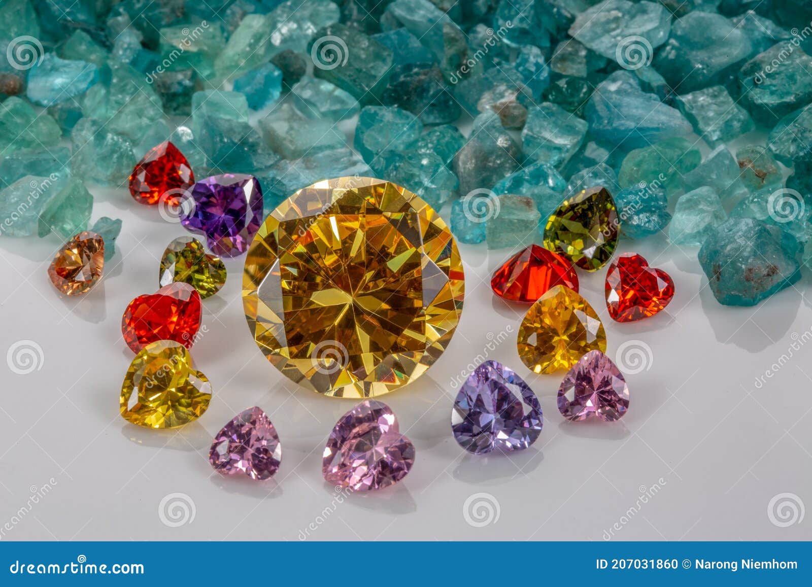 Diamantes De Zafiro Amarillo Rodeados De Diamantes En Forma De Corazón  Sobre Piedras Azules Del Cielo En Bruto Foto de archivo - Imagen de rosa,  hermoso: 207031860