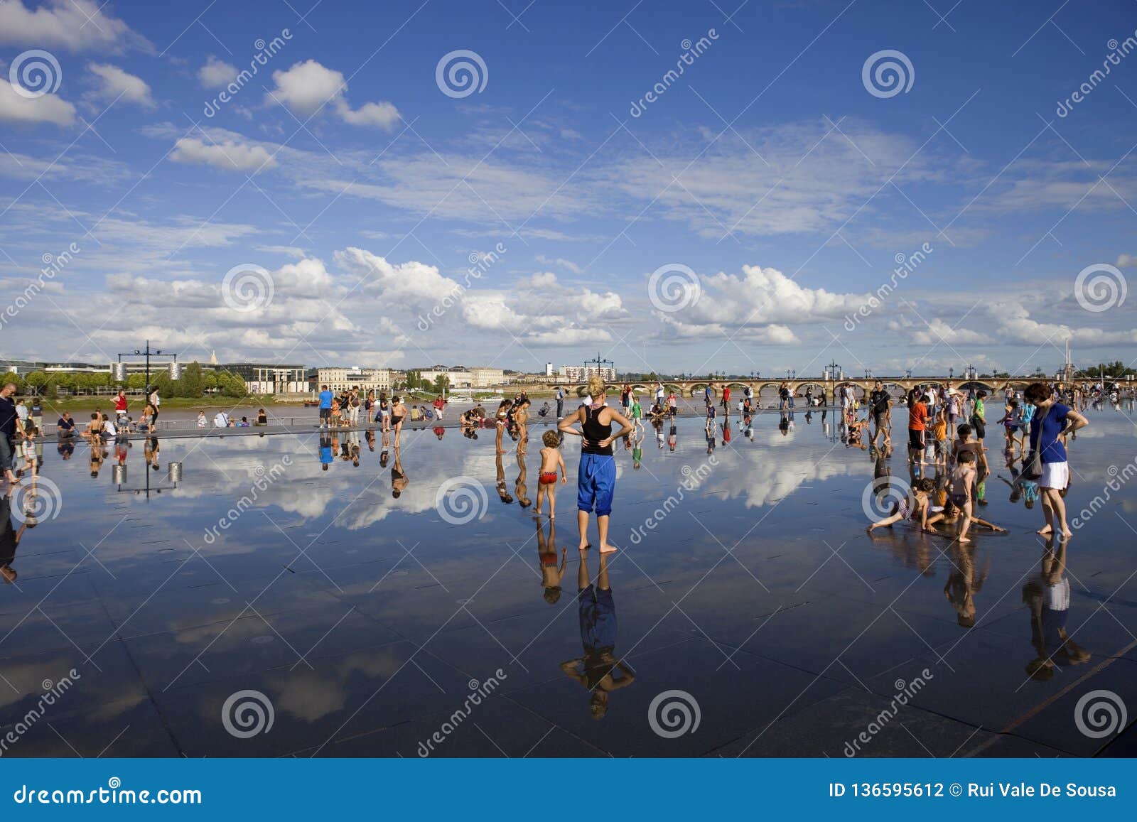 BORDÉUS, FRANÇA: Espelho da água do Bordéus completamente dos povos em um dos dias de verão os mais hotest, tendo o divertimento na água, no Bordéus, França