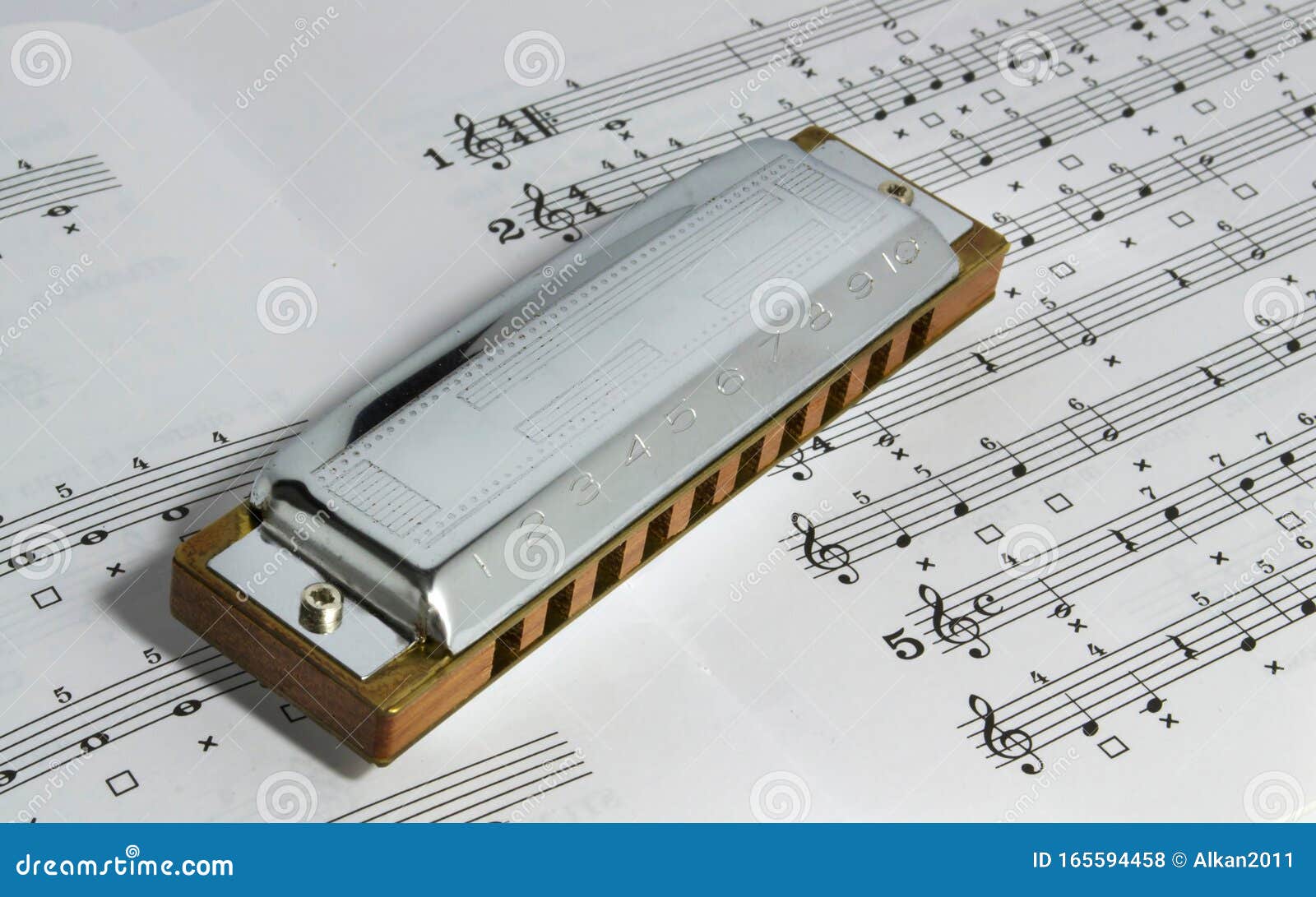 scheidsrechter vijver straf Diatonische Harmonica Over Personeel Stock Foto - Image of modellering,  muziek: 165594458