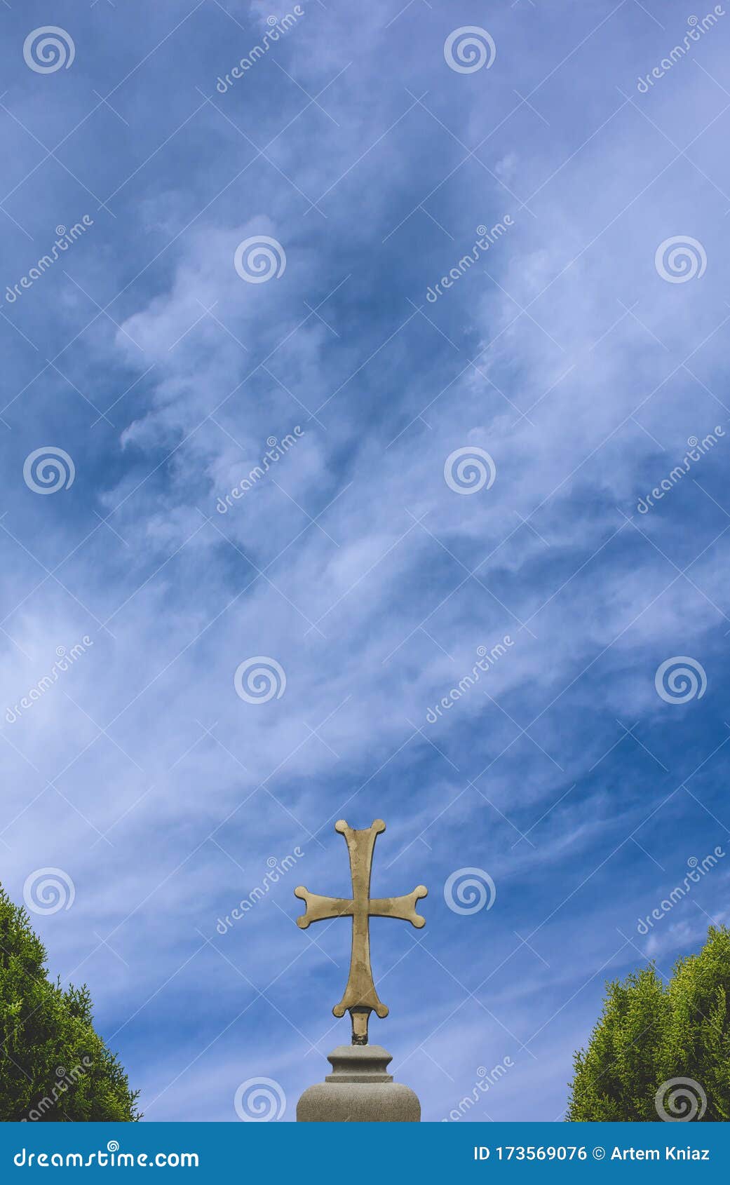 Dibujo De Fondo De Pantalla De Carteles Cruzados Cristianos Imagen Vertical  Con Marco Simétrico Y Espacio De Fondo Azul Del Cielo Foto de archivo -  Imagen de dios, cristiano: 173569076