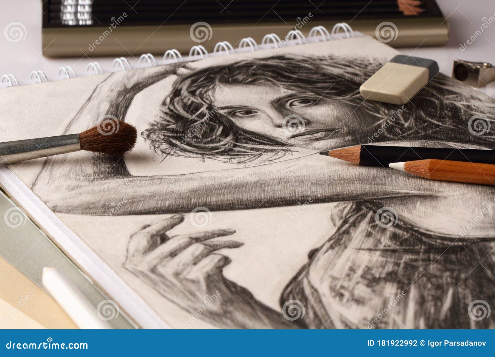 Dibujo De Lápiz Y Accesorios De Artista Gráfico Foto de archivo - Imagen de cepillo, modelo: 181922992 Dibujo De Lápiz Y Accesorios De Artista Gráfico Foto de archivo - Imagen de cepillo, modelo: 181922992