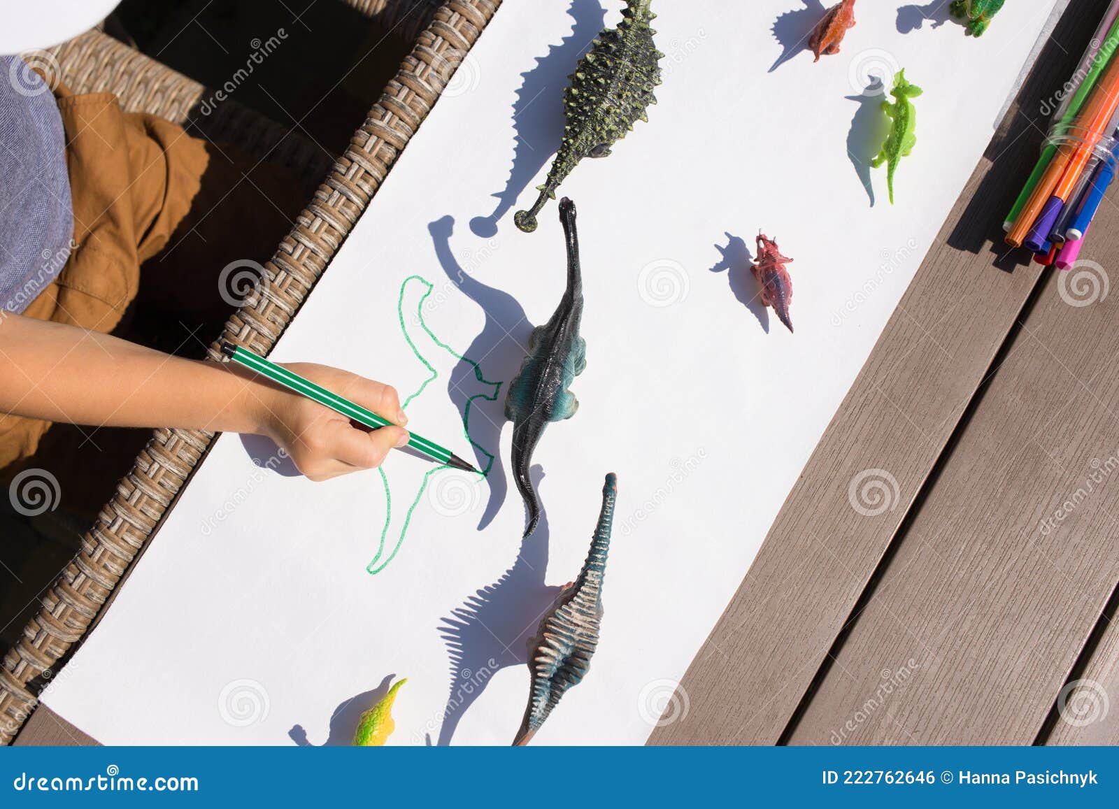 Dibujos Para Niños Con Plumas Felttip Contrastando Sombras De Dinosaurios  Juguetones Foto de archivo - Imagen de aprendizaje, monstruo: 222762646