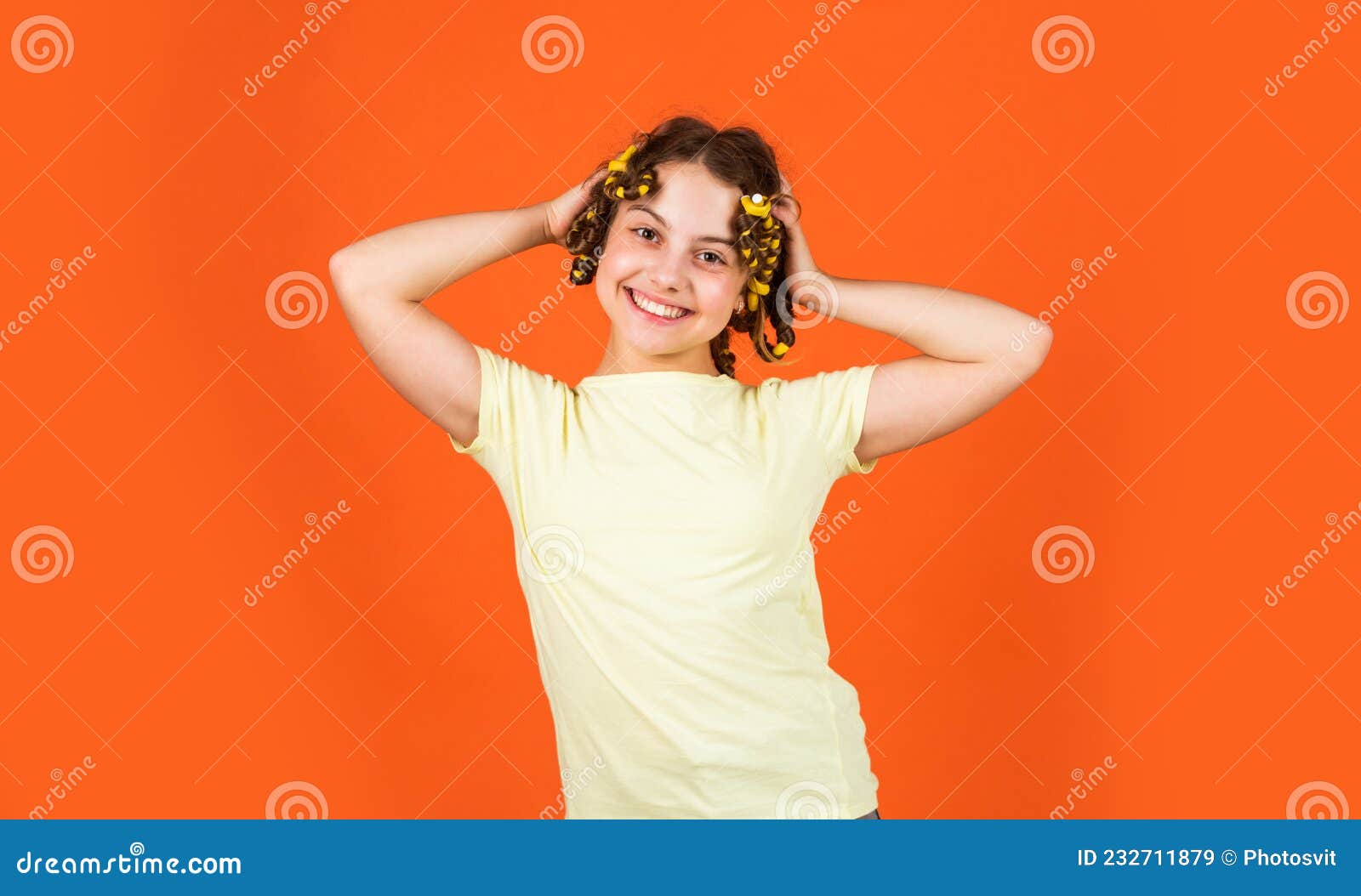 Penteado Infantil Adorável. Filha Com Ladrões Na Cabeça Rindo. Dicas De  Estilos. Hobbies Adolescentes. Cabeleira De Menina Pequena Imagem de Stock  - Imagem de beleza, retrato: 214758161