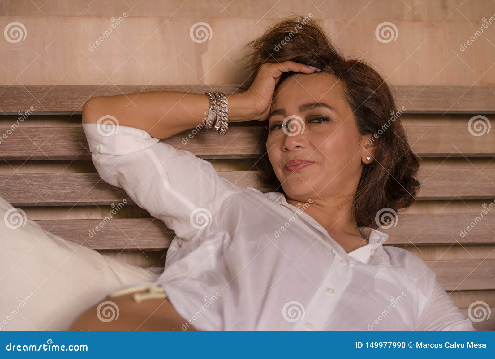 Sexy Frau Sitzt Hauptallein am Samstag Abend Stockbild - Bild von  glücklich, leben: 54400545