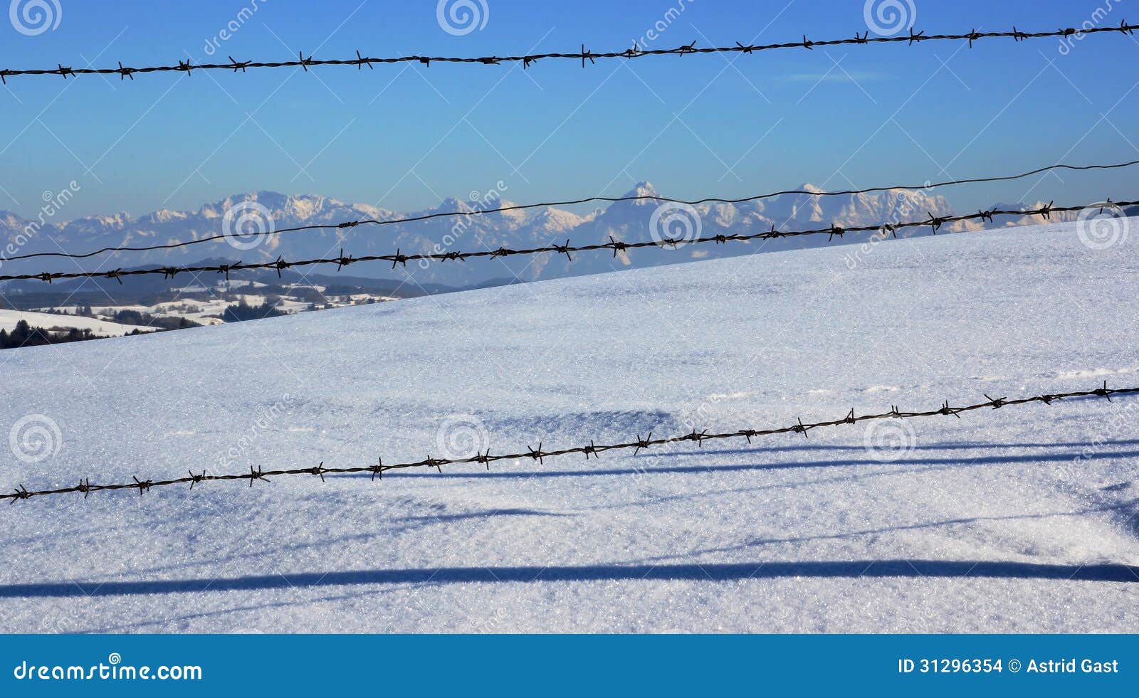 Die bayerischen Alpen hinter dem Stacheldrahtzaun