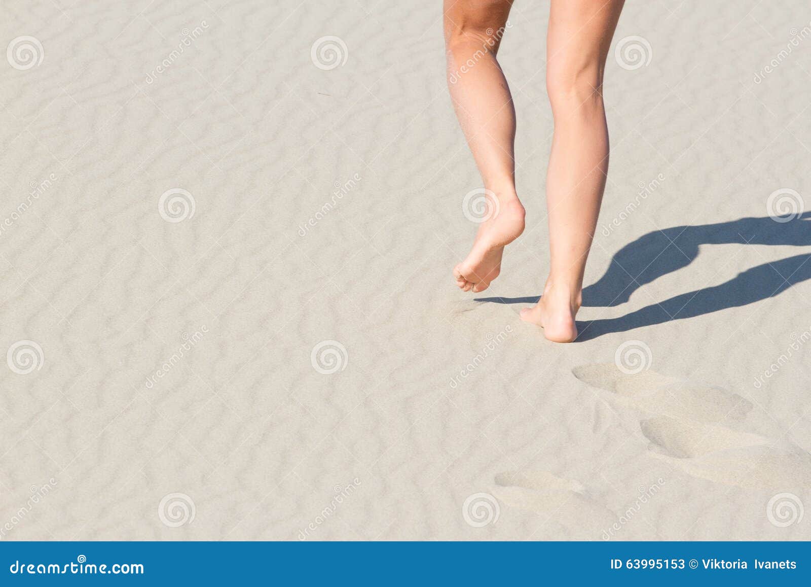 Socken an den beinen von abdrücke Wasser in