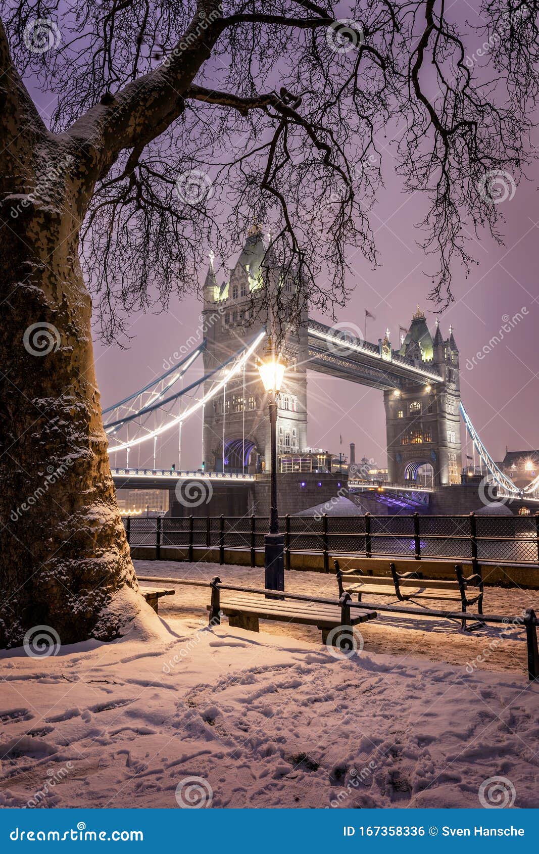 Die Beleuchtete Tower Bridge Von London An Einem Winterabend Mit Schnee Und Eis Stockfoto Bild Von Beleuchtete Bridge