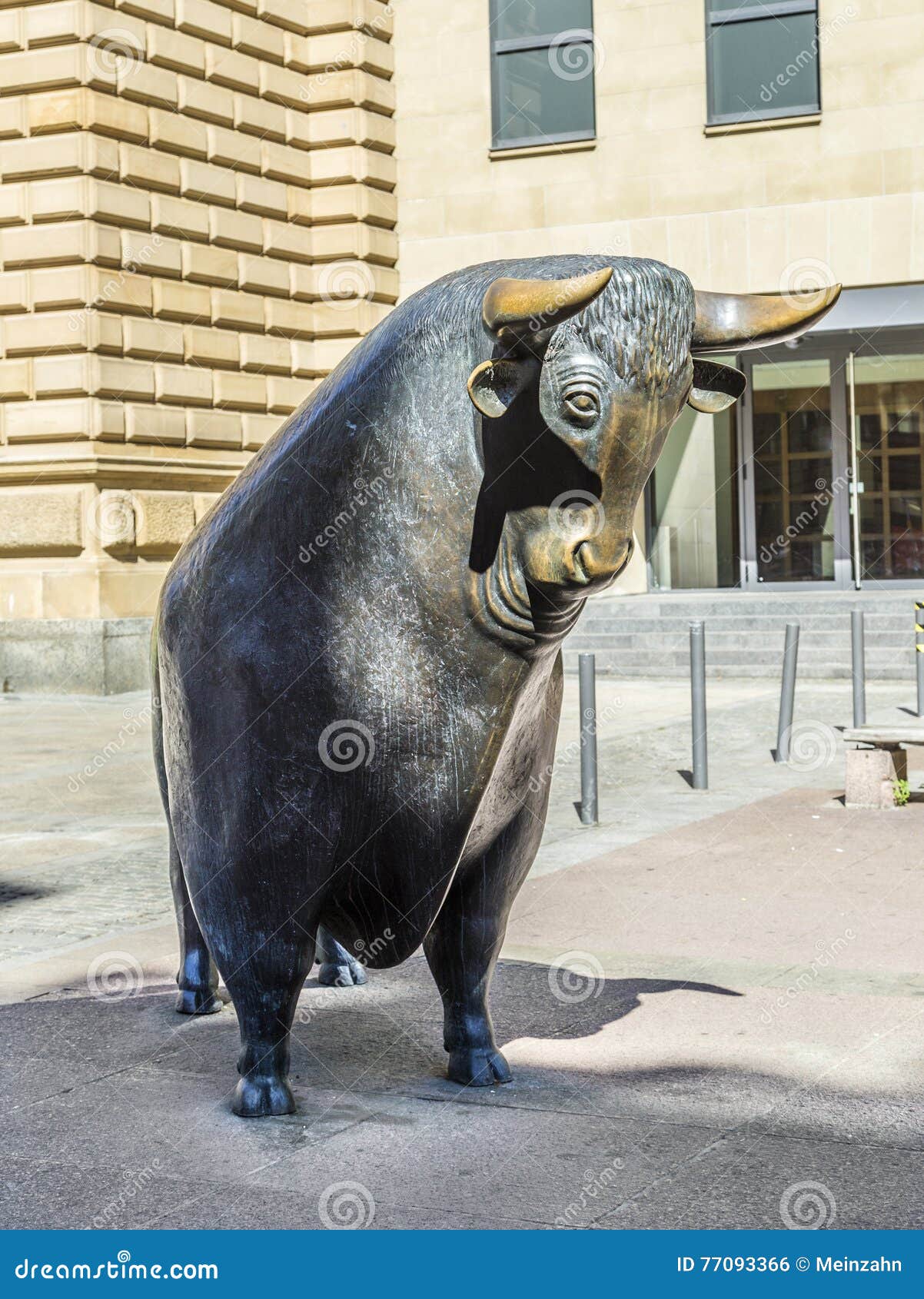 Die Bulle Und Bär-Statuen an Der Börse Frankfurts in Fra