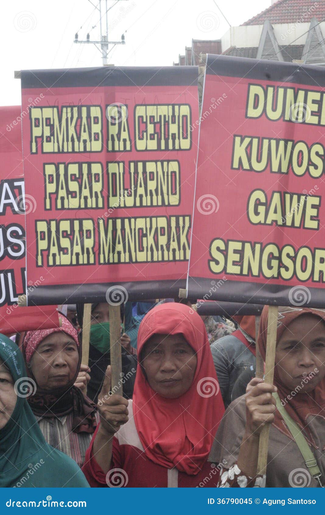 Die Der Markt-Verkäufer-Führungs-Demonstration Soekarno Sukoharjo der Frauen traditionelle. Hunderte von den Frauen vermarkten Händler traditionelles Soekarno mit den Jugendaktivisten in Sukoharjo die Plakate protestierend, welche die Regierung drängen, Markt Sukoharjo Soekarno Sukoharjo zu errichten, das in den letzten Jahren festgeklemmt wird. Einige setzen Zeit dieser Aktion wurden gehalten fest, indem sie den Weg vor Marktbezirk von Jalan Sudirman Sukarno verwenden oder, also schloss Polizei die Bahn und Kaufleute beschließen, nicht morgens zu handeln.