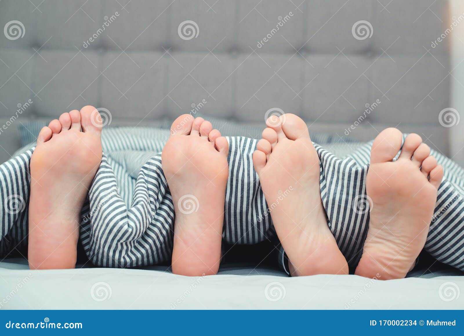 Die Füße Eines Jungen Paar Auf Dem Bett, Nahaufnahme Kollegin Und Freundin