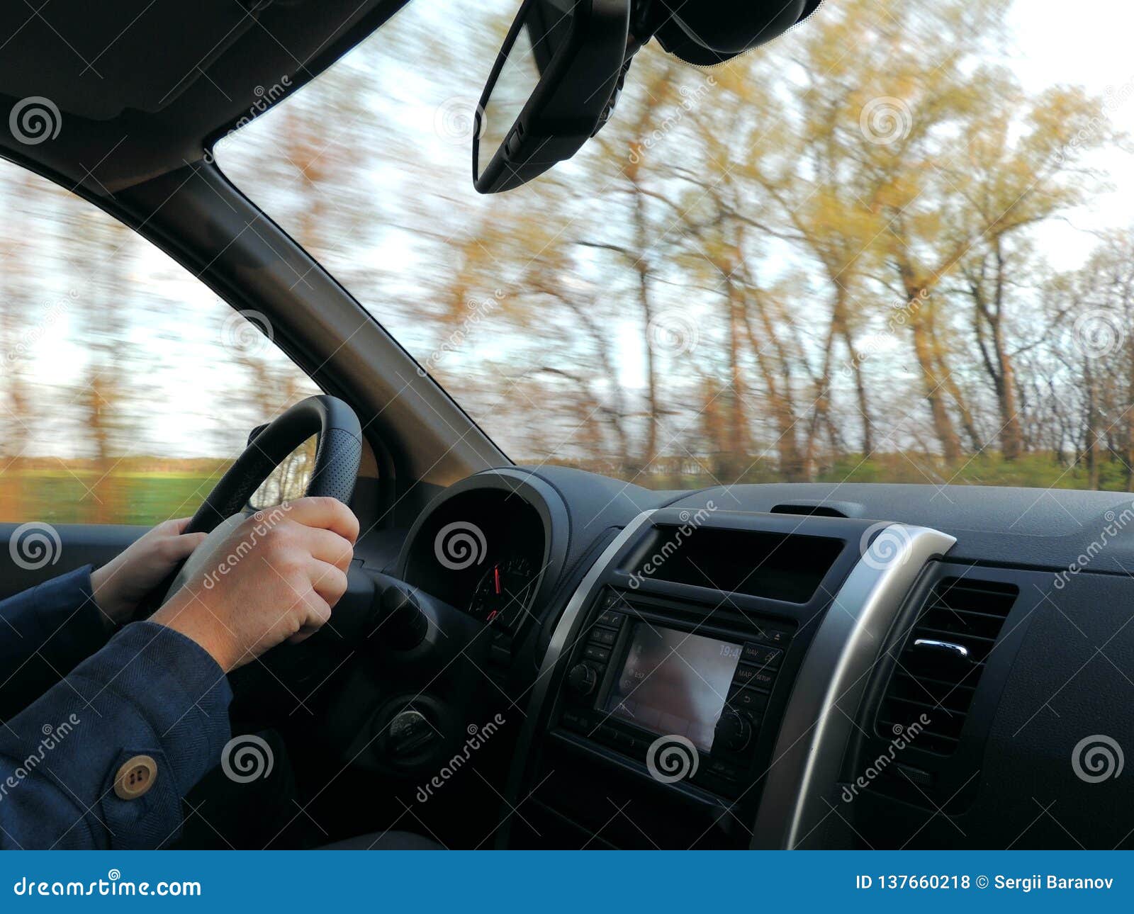 Die Fahrerhaltung Mit Den Händen Auf Lenkrad Herein Auto Auf Hoher  Geschwindigkeit Stockfoto - Bild von armaturenbrett, lang: 137660218