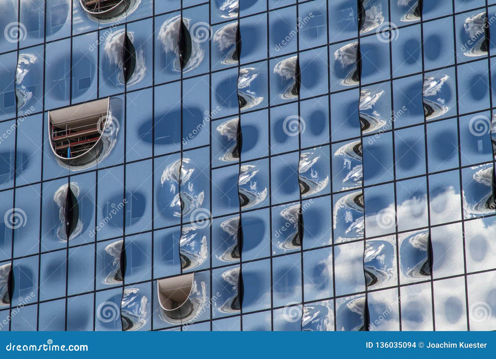 Die Fenster Des ElbphilharmonieGebäudes In Hamburg
