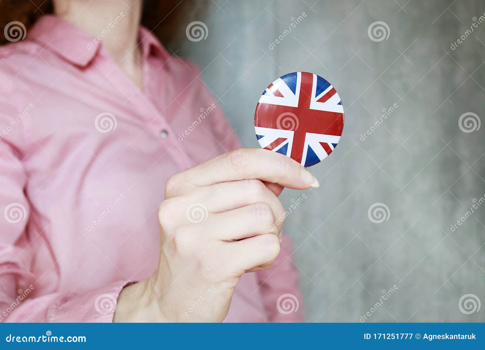 Die Flagge Grossbritannien Druckte Auf Dem Knopfausweis Und Von Frau Stockbild Bild Von Knopfausweis Druckte