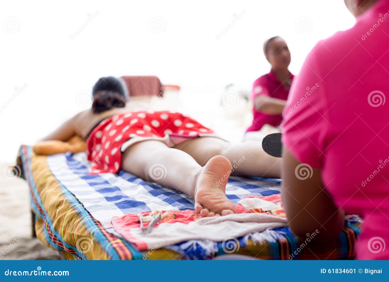 Делай маме массаж ног. Маме массаж ног на пляже. Дочь массирует маме ноги на пляже. Сын массирует мамы и ноги на пляже. Сын делает маме массаж на пляже.