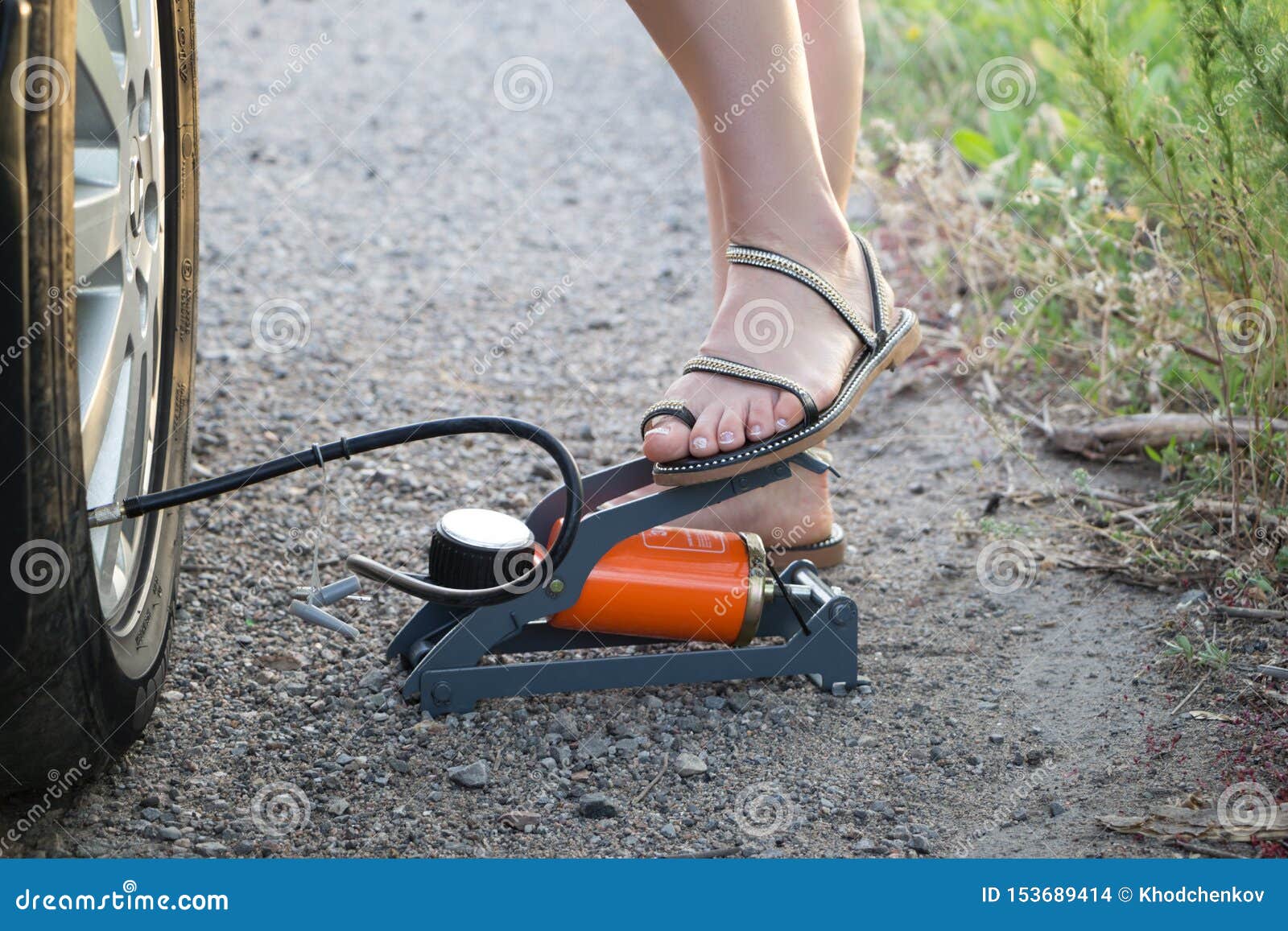 Die Frau Selbst Pumpt Oben Den Autoreifen Mit Einer Mechanischen Pumpe Des  Fußes Stockfoto - Bild von maschine, sandalen: 153689414