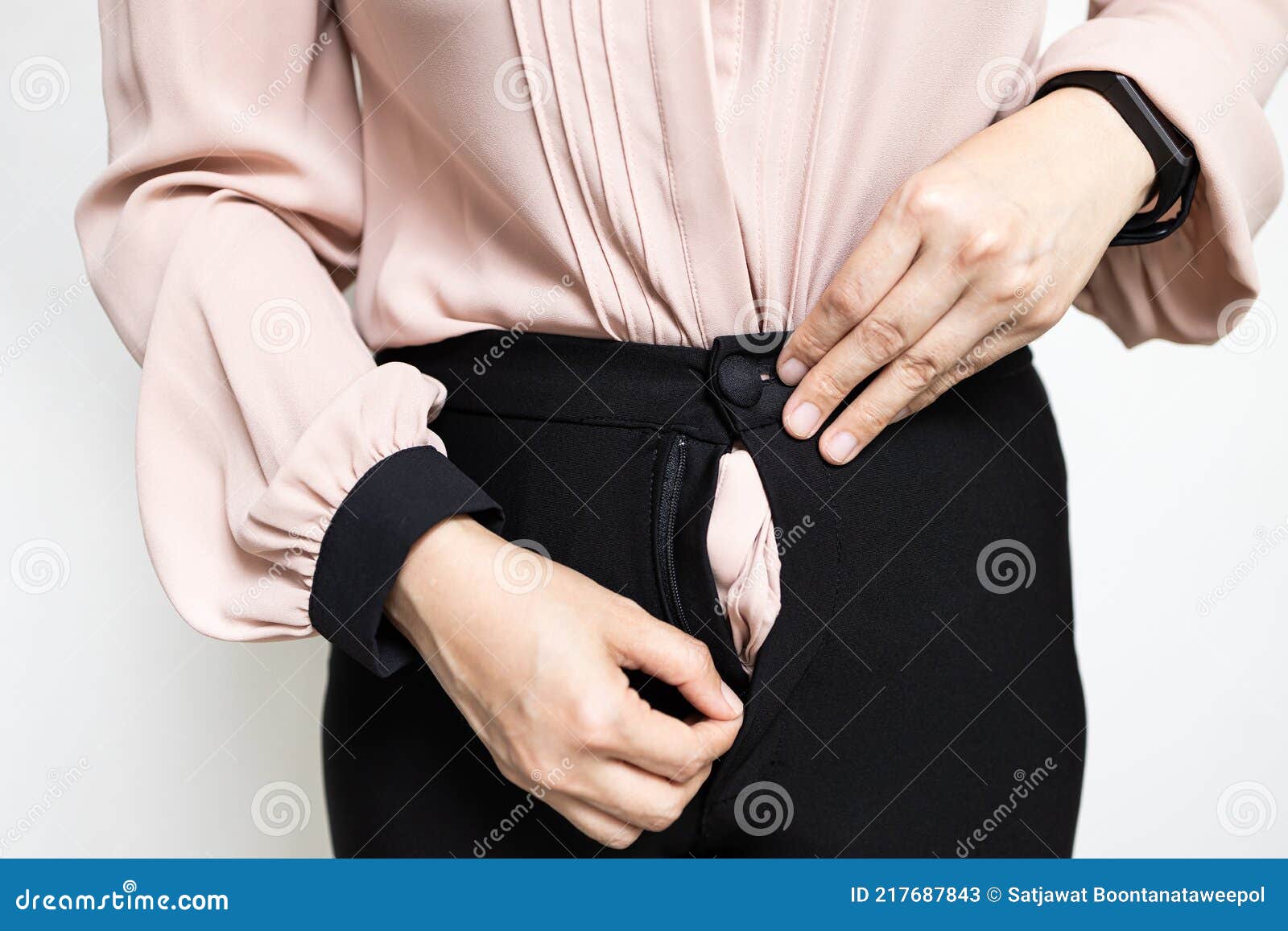 Die Hände Der Dame Mädchen Versuchen, Ihre Hose Zu Zippen Versuchen, Ihre Enge  Hose Mit Schwer Von Fettgewinn Übergewicht Oder Stockbild - Bild von  geöffnet, rüber: 217687843