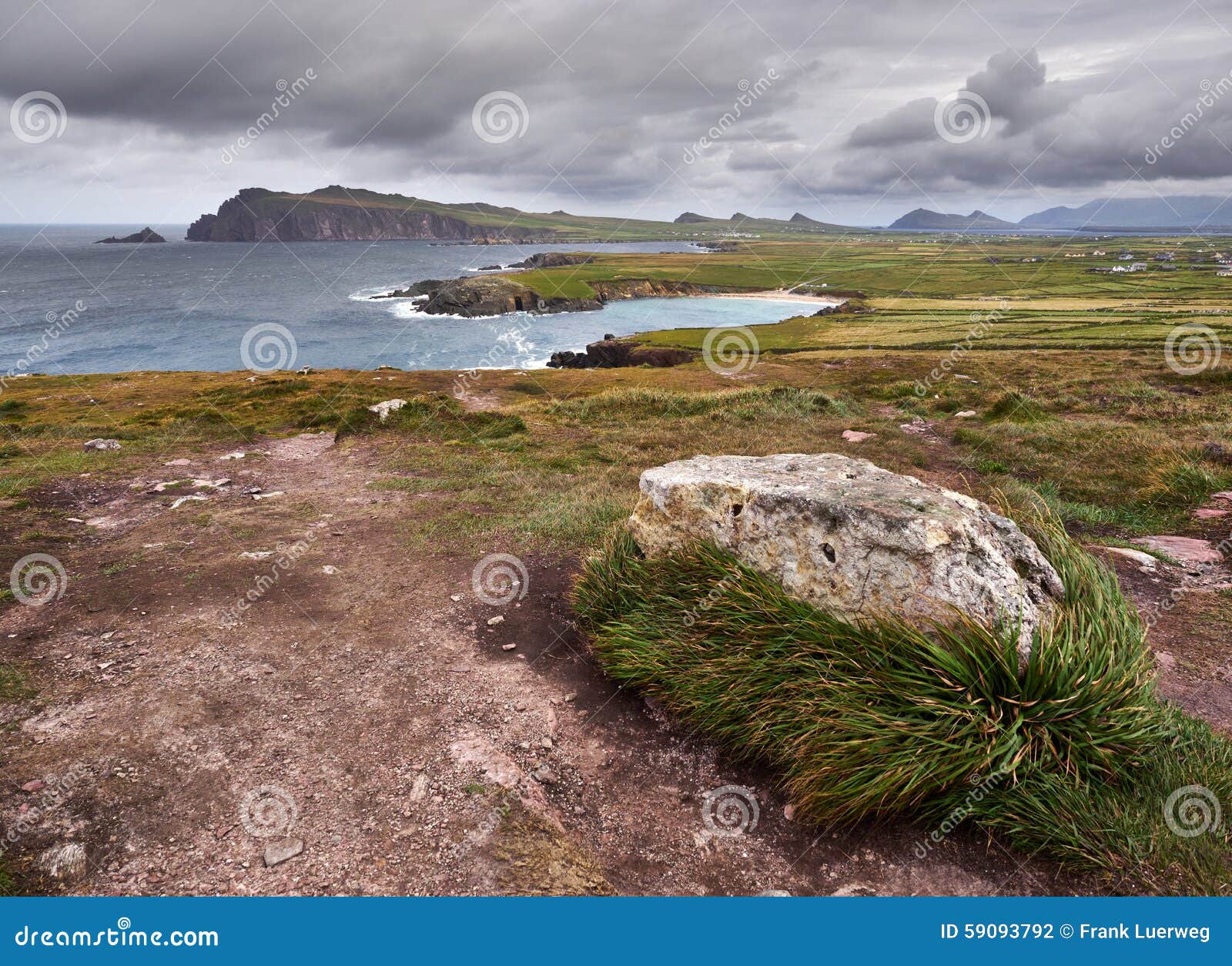 Die irische Westküste an einem windigen Tag. Die irische Westküste nahe Clogher, Dingle, an einem stürmischen und bewölkten Tag