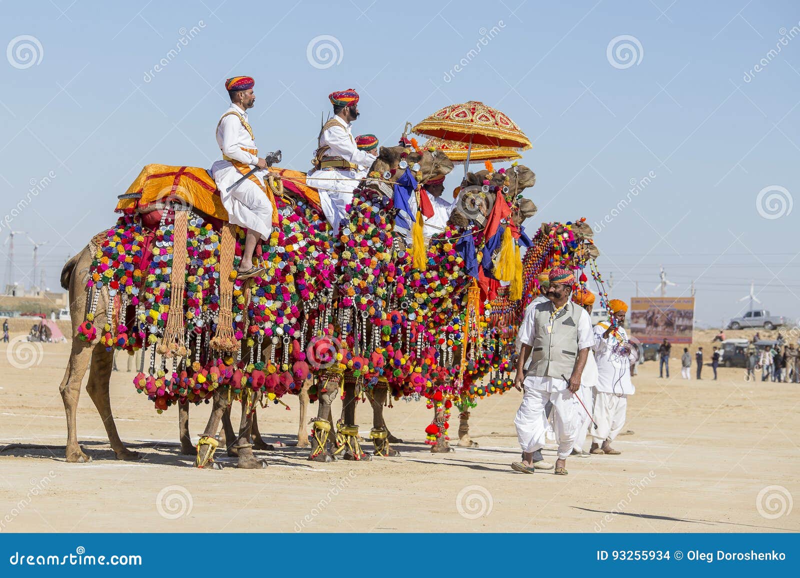 Die Kamele Und Indische Manner Die Traditionelles Rajasthani Kleid Tragen Nehmen An Herrn Teil Wustenwettbewerb Als Teil Des Wu Redaktionelles Stockbild Bild Von Tragen Teil 93255934