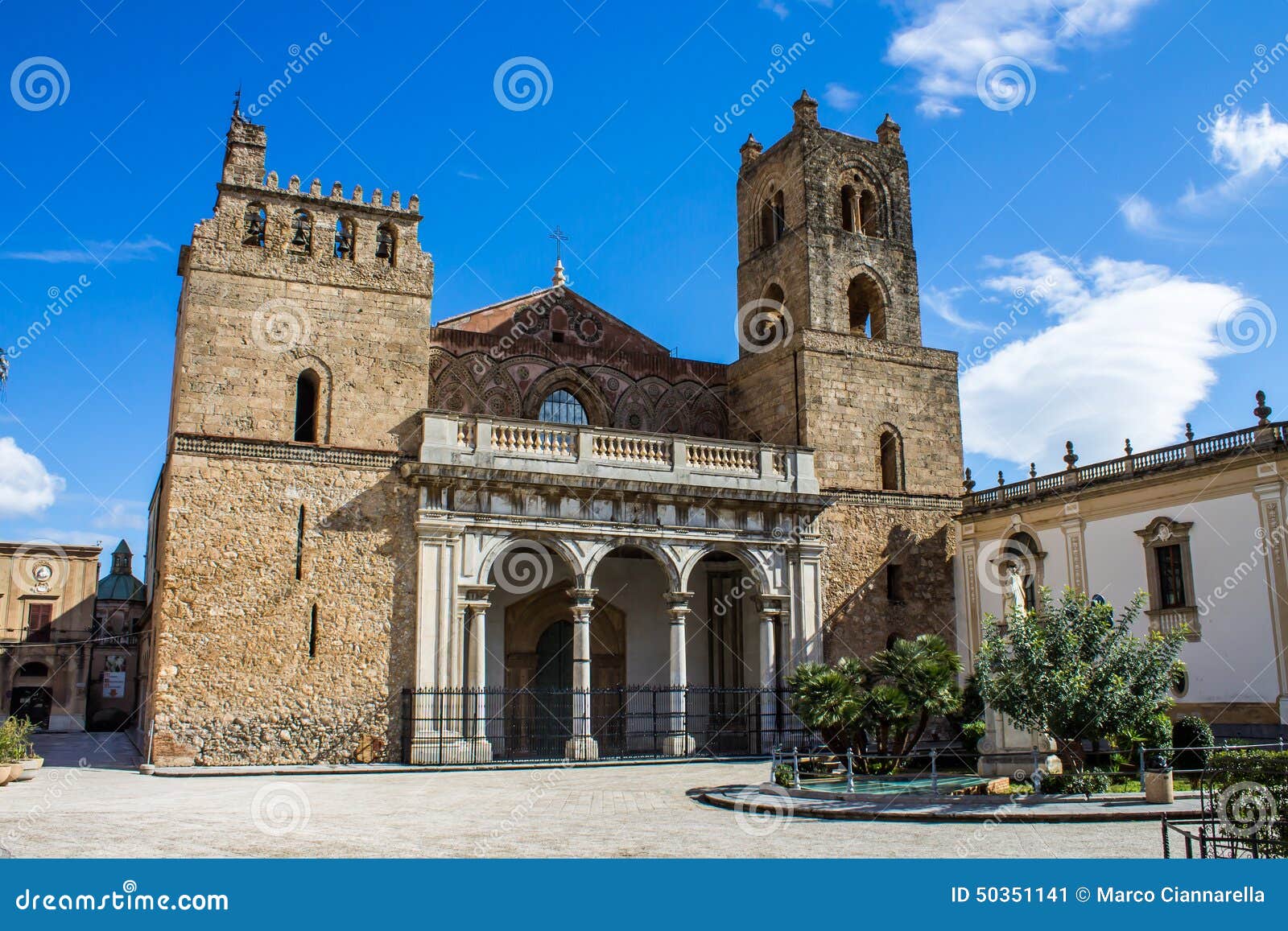 Die Kathedrale Von Monreale, Nahe Palermo, Italien Stockbild - Bild von ...