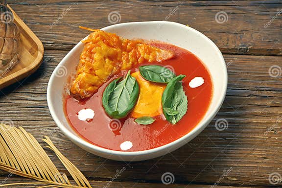 Klassische Spanische Tomatenzapacho-Suppe Mit Käsekräutern in Einer ...