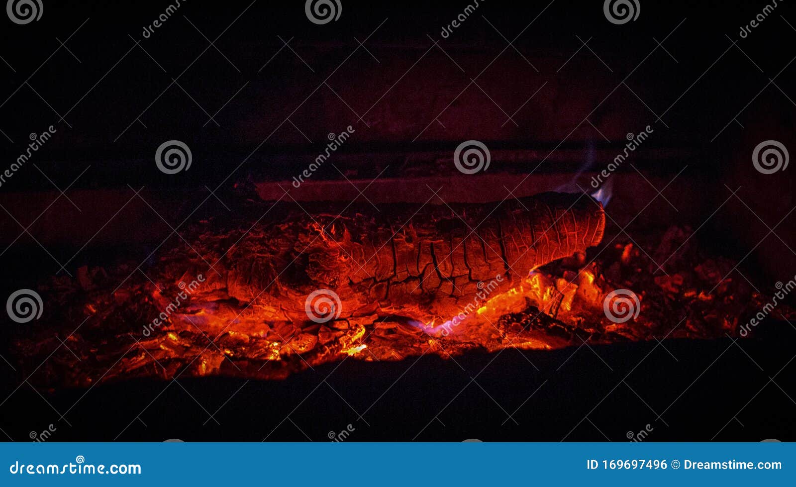 Die Kohlen Sind Rot Von Der Hitze Des Feuers Stockfoto - Bild von ...