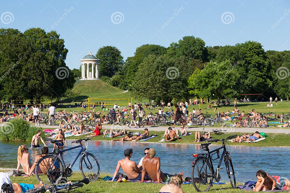 Die Leute, Die Den Sommertag in Stadt Englischer Garten Genießen