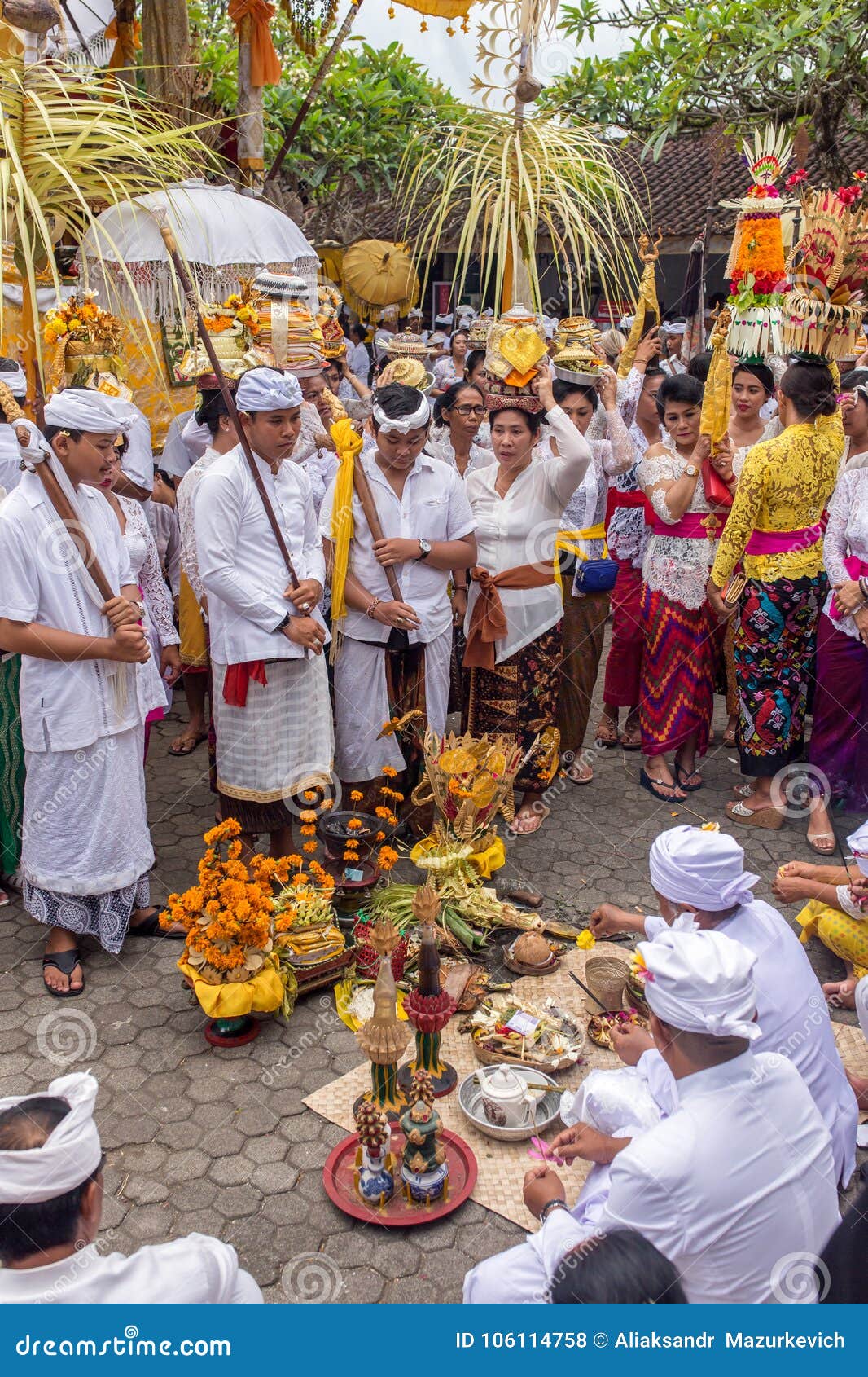 Die Nicht Identifizierten Lokalen Leute Die Traditionelle Indonesische Kleidung Tragen Nehmen An Der Traditionellen Balinesezer Redaktionelles Stockfoto Bild Von Traditionelle Tragen
