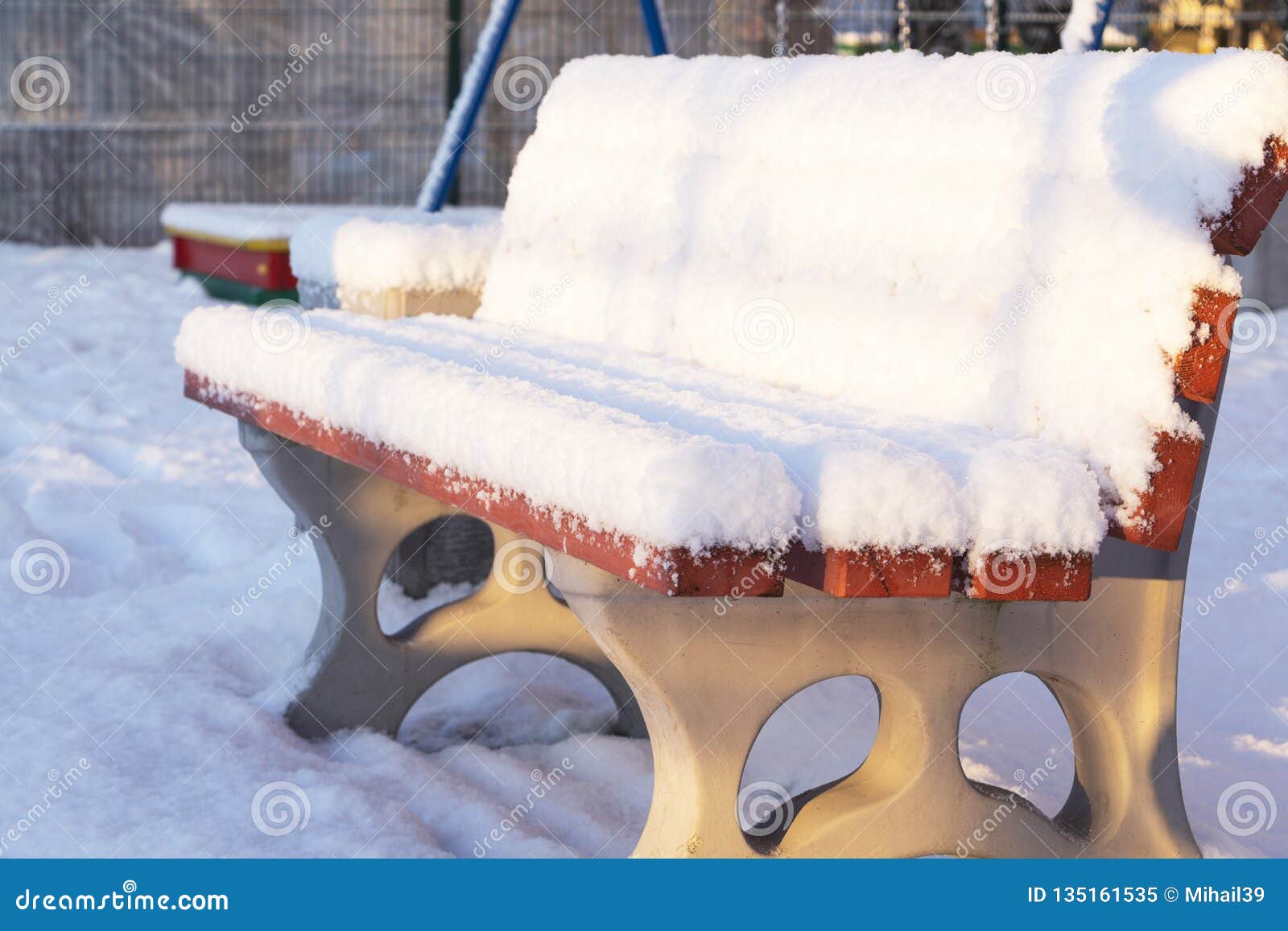 Die Rote Bank Im Park Wird Mit Schnee Im Winter Bedeckt Stockbild