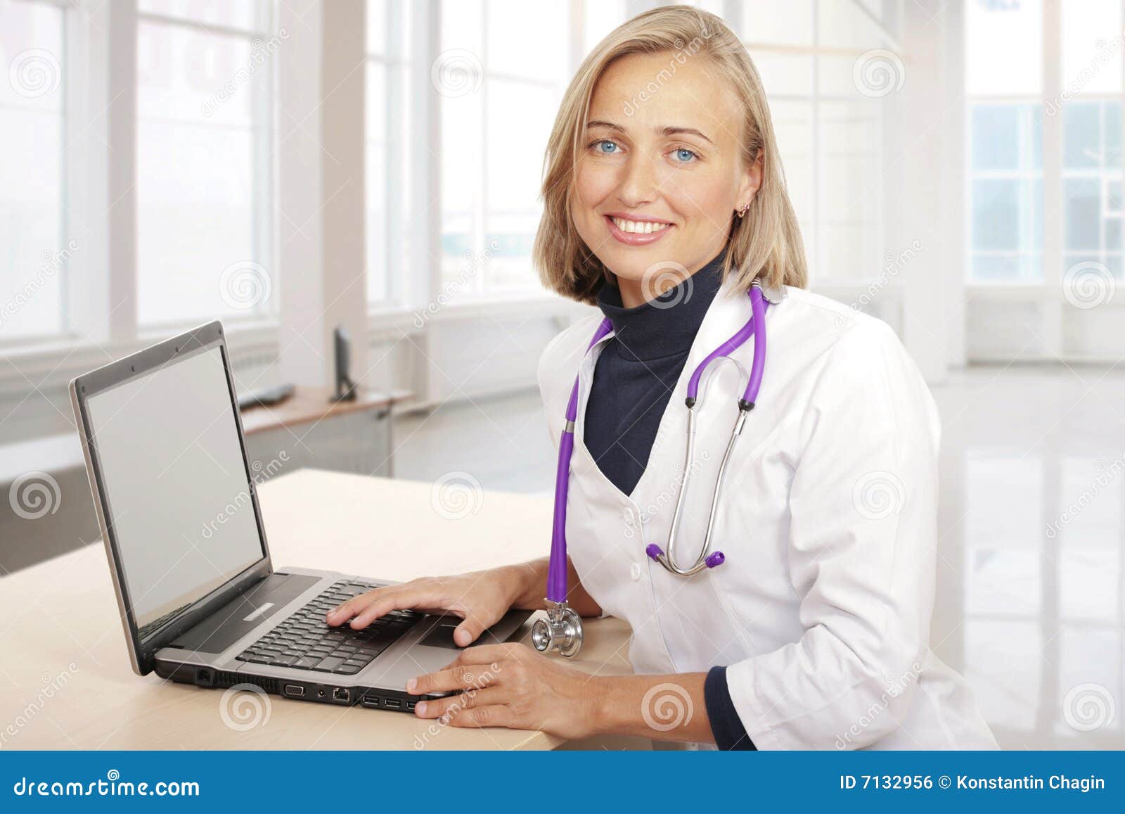 Die schöne Frau der Doktor stockfoto. Bild von frau, krankenpflege