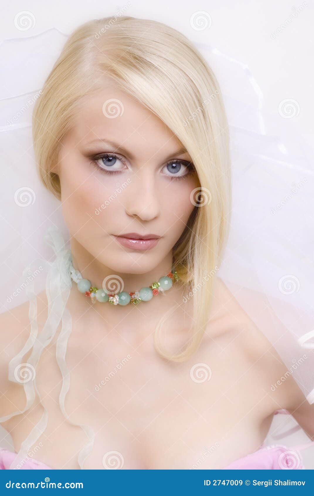 Die schöne junge Blondine. Portrait der jungen Blondine in einem Hochzeitsschleier