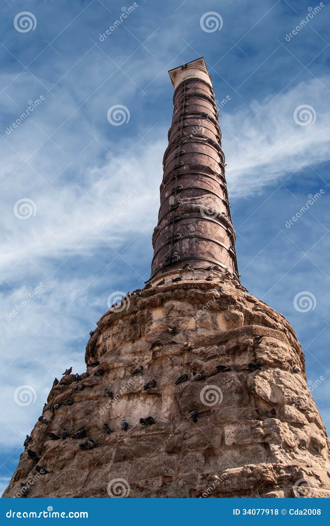 Die Spalte von Constantine (gebrannte Spalte) in Istanbul, eine römische monumentale Spalte errichtete durch römischen Kaiser Constantine das große in ANZEIGE 330. Sie gedenkt die Erklärung von Byzanz (umbenannt durch Constantine als Nova Roma) als die neue Hauptstadt Roman Empires.