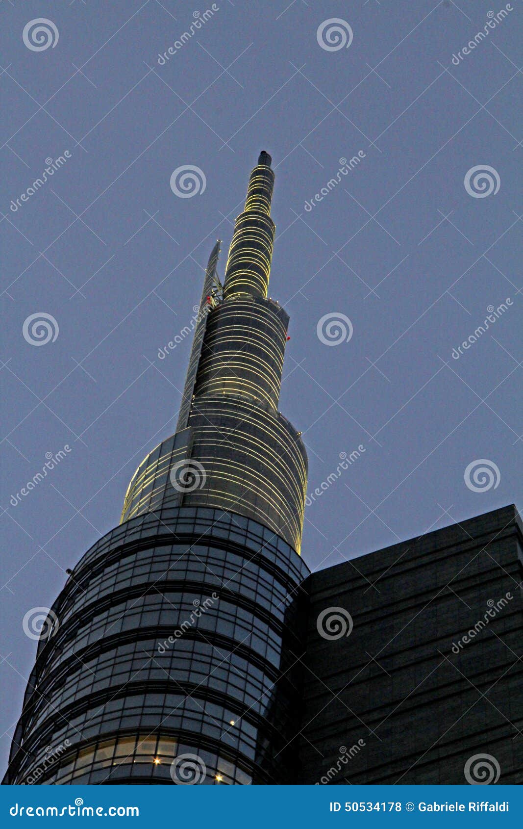 Die Spitze von Unicredit-Turm am Abend. Die Spitze des Wolkenkratzers steht heraus gegen den bewölkten Himmel Mailand; Richtungsmitte Porta Nuova