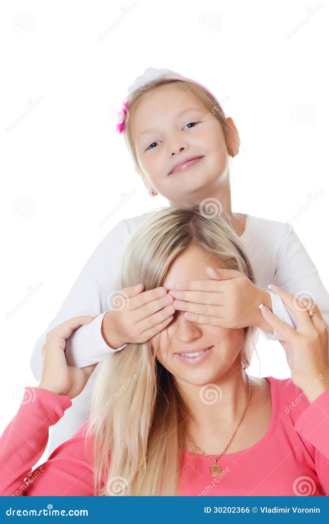 Eye daughter. Мама закрывает руками глаза. Мама закрывает уши ребенку. Мама с закрытыми глазами руками. Девочка с закрытыми глазами руками мамы.