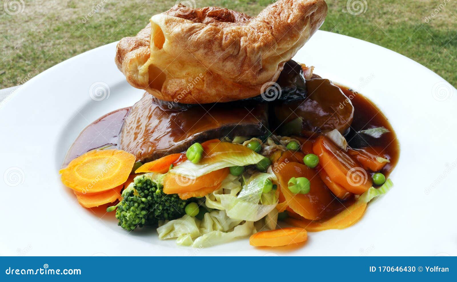 Die Traditionelle Englisch Roastbeef- Und Yorkshire-Puddingsonntags ...