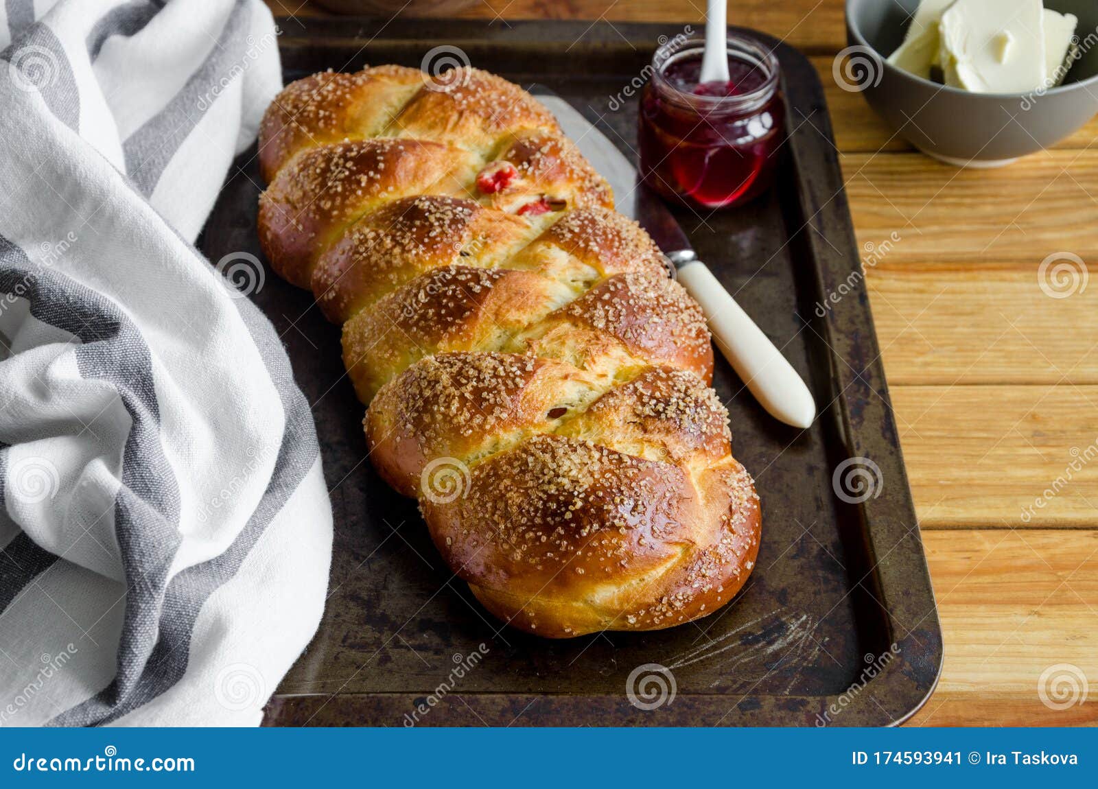 Die Traditionelle Süßes Ostern-Brot Mit Rosinen, Getrockneten Kirschen ...