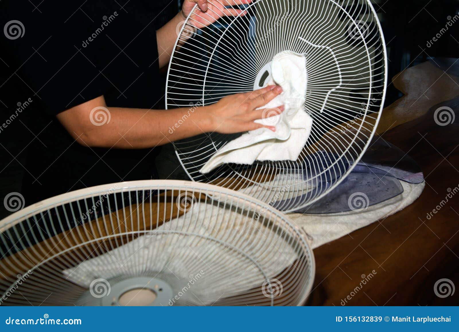 Die WÃ¤rter Verwenden WeiÃŸe Tuch Wanne Und Reinigen Den Elektrischen  Ventilator Stockbild - Bild von kühler, hausarbeit: 156132839