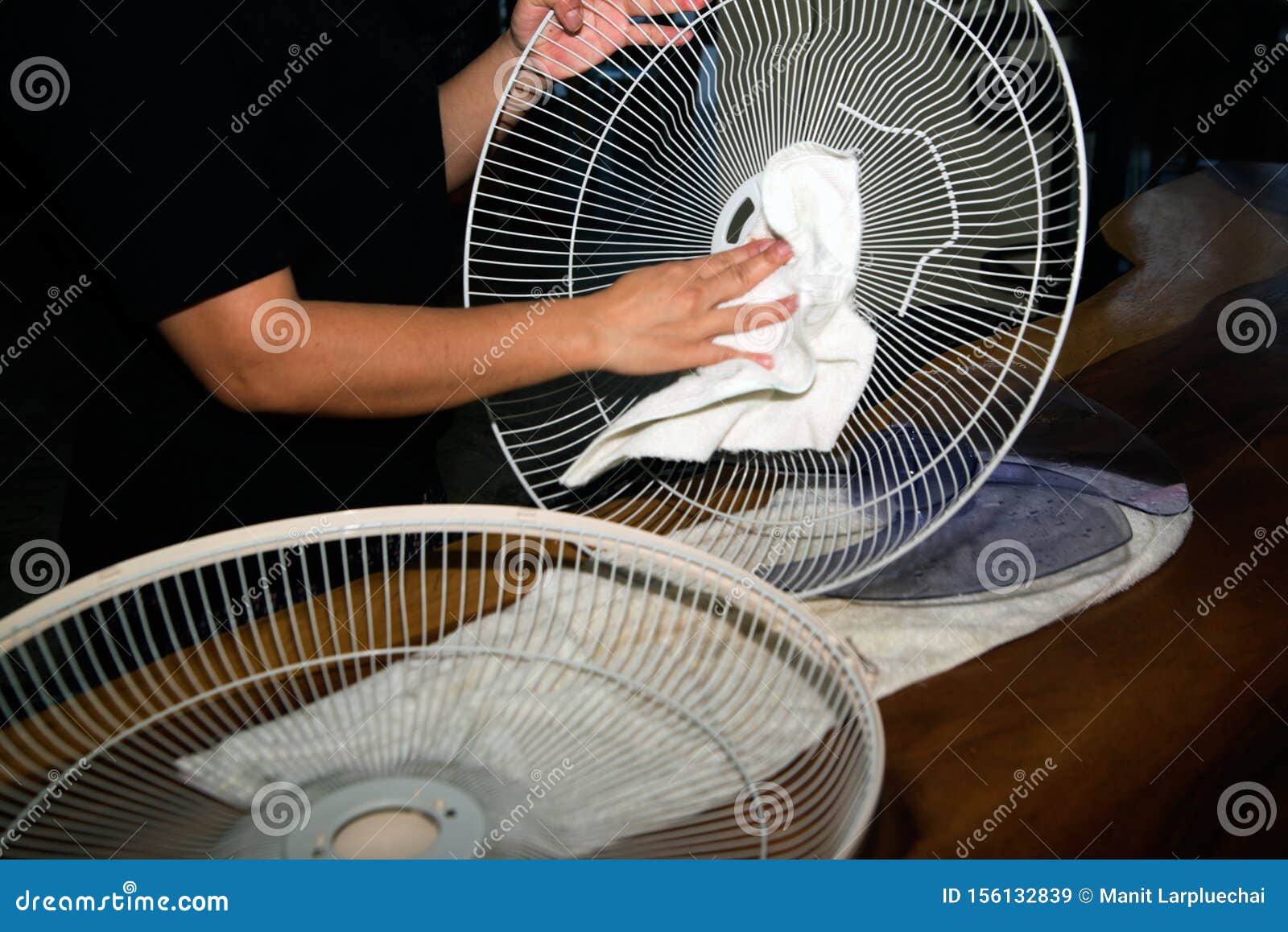 https://thumbs.dreamstime.com/z/die-w%C3%A4rter-verwenden-wei%C3%9Fe-tuch-wanne-und-reinigen-den-elektrischen-ventilator-156132839.jpg