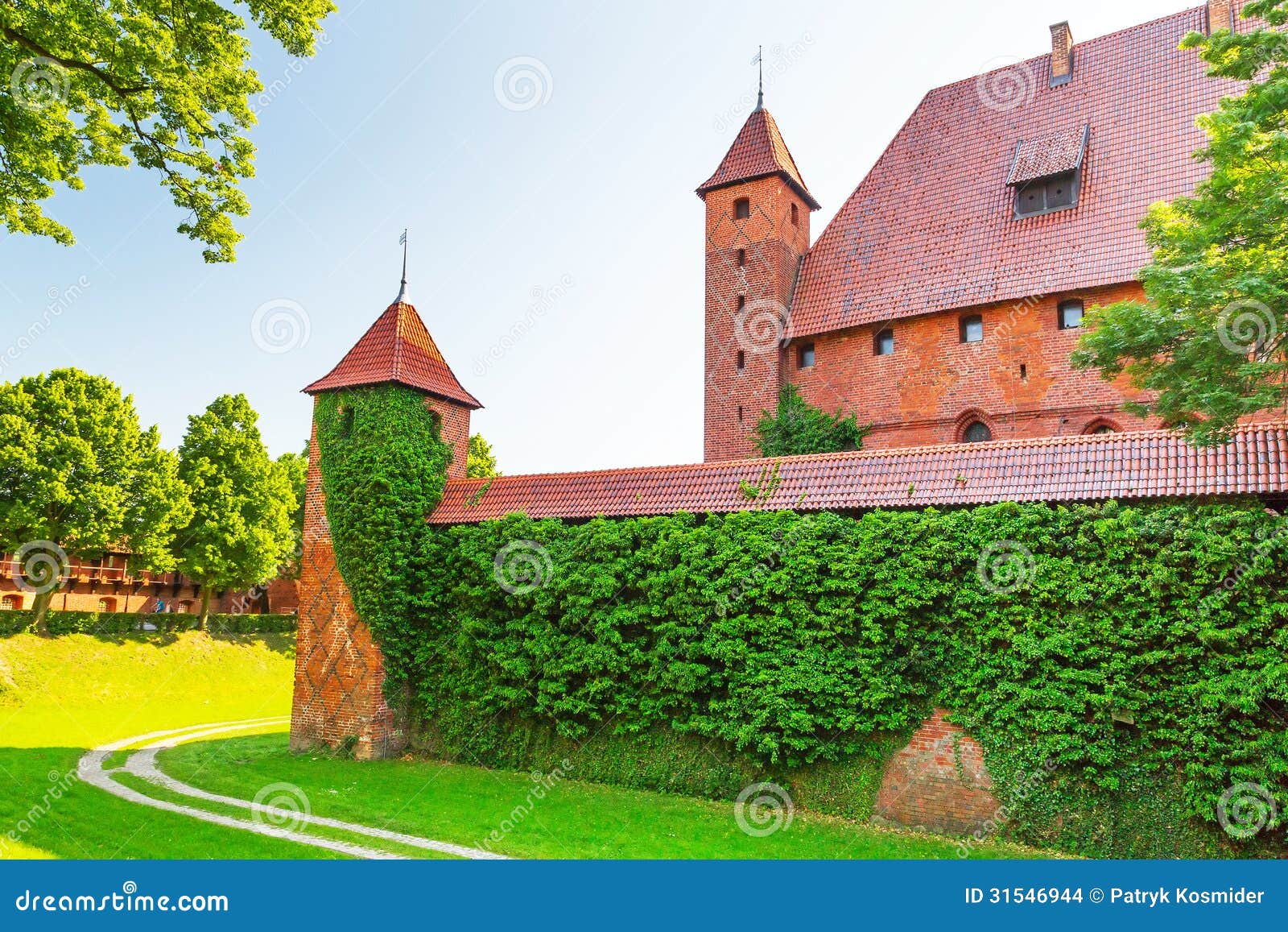 Die Wand und die Türme von Malbork-Schloss. Die Wand und die Türme von Malbork ziehen sich in der Sommerlandschaft, Polen zurück