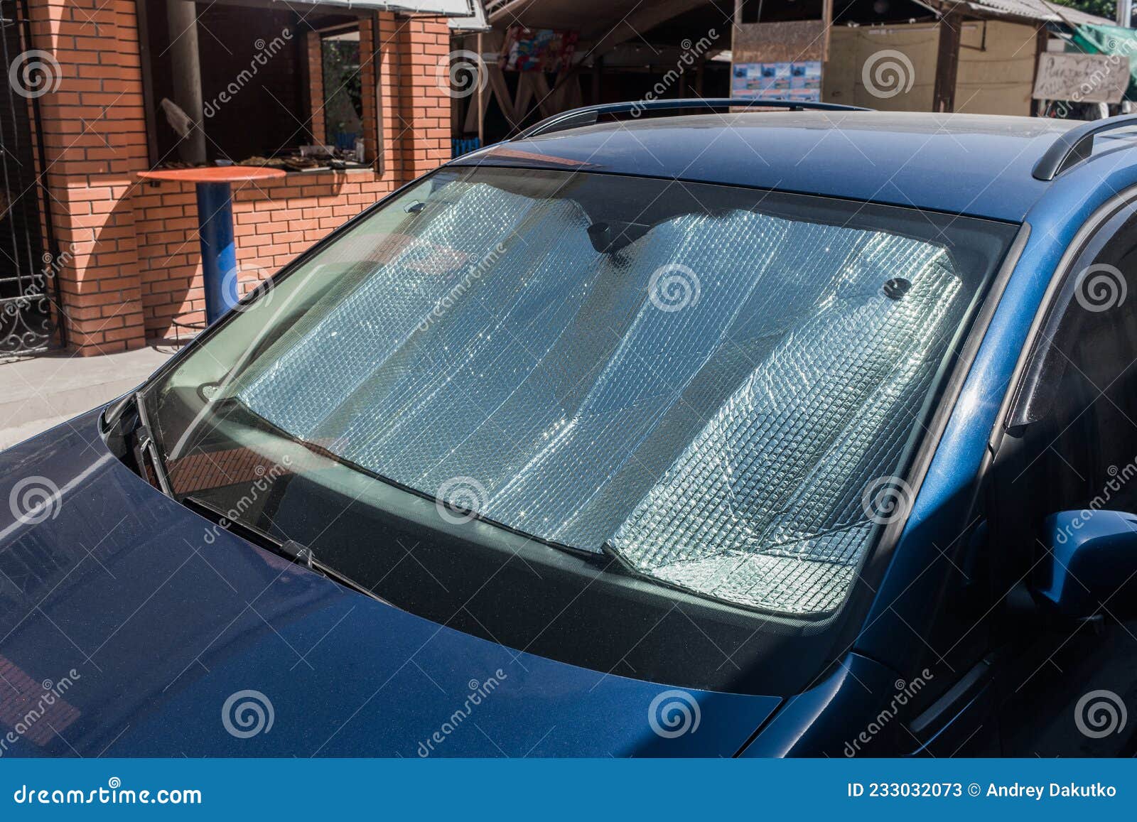 Die Windschutzscheibe Und Das Fahrzeuginnere Sind Durch Sonnenschutzfolie  Oder Folie Vor Sonnenlicht Und Hitze Geschützt Stockbild - Bild von  reflektierend, automobil: 233032073