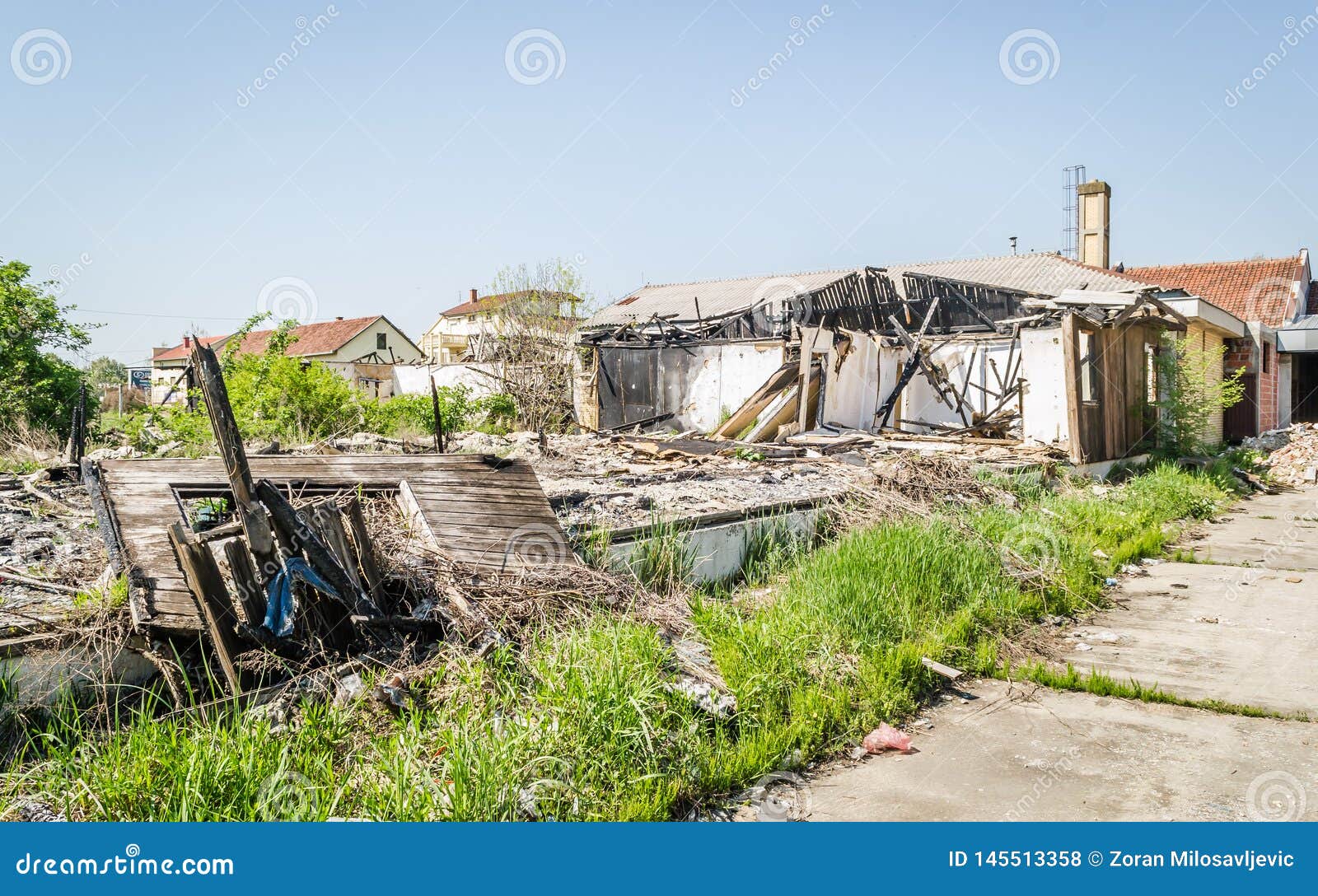 Die ?berreste des gebrannten Hauses. Ruine brannte das alte Haus auf der Peripherie des citynn