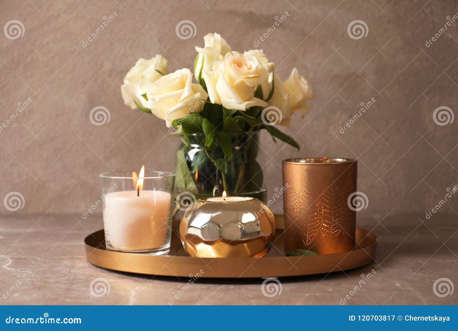 koud Aantrekkelijk zijn aantrekkelijk twee Dienblad Met Het Branden Van Kaarsen En Bloemen Stock Afbeelding - Image of  idee, bloemen: 120703817
