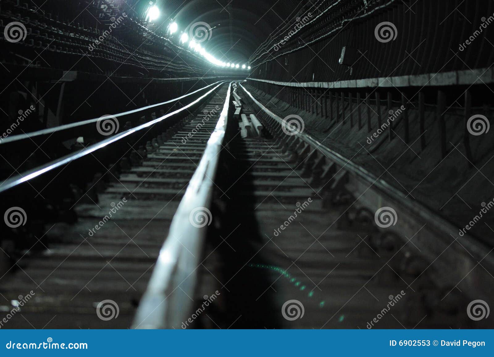 De meningen die door mensen worden gezien die aan spoor aan volledige spoorvernieuwingen werken in een diepe buistunnel.