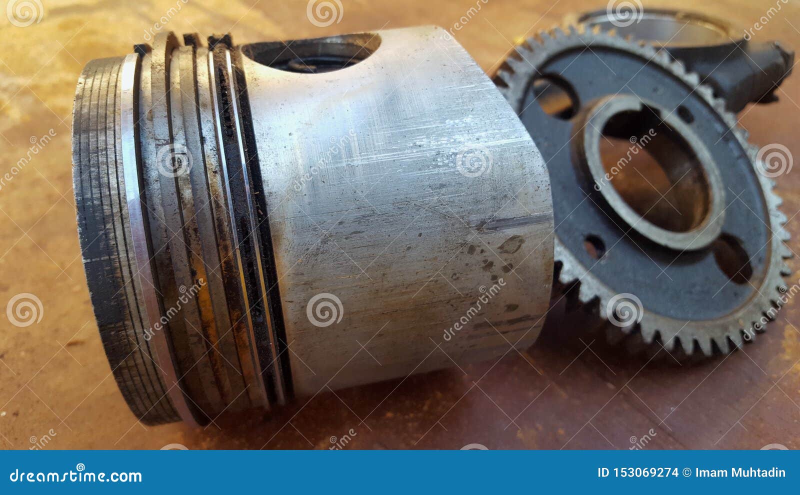 Diesel Piston and Gear, the Main Driving Component on the Engine Stock