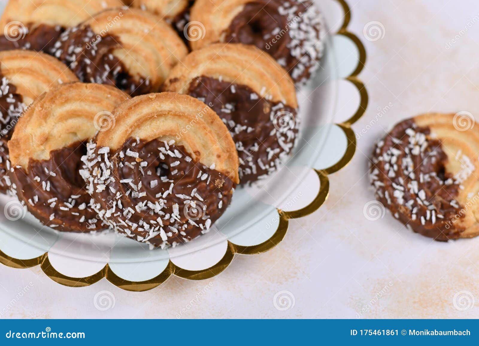 Dieser Runde Ring, Der Spritz Kekse Mit Einer Halben Seite Glasiert Wird  Mit Schokolade Und überschritten Ist Mit Kokosnuss Gesta Stockbild - Bild  von rund, köstlich: 175461861