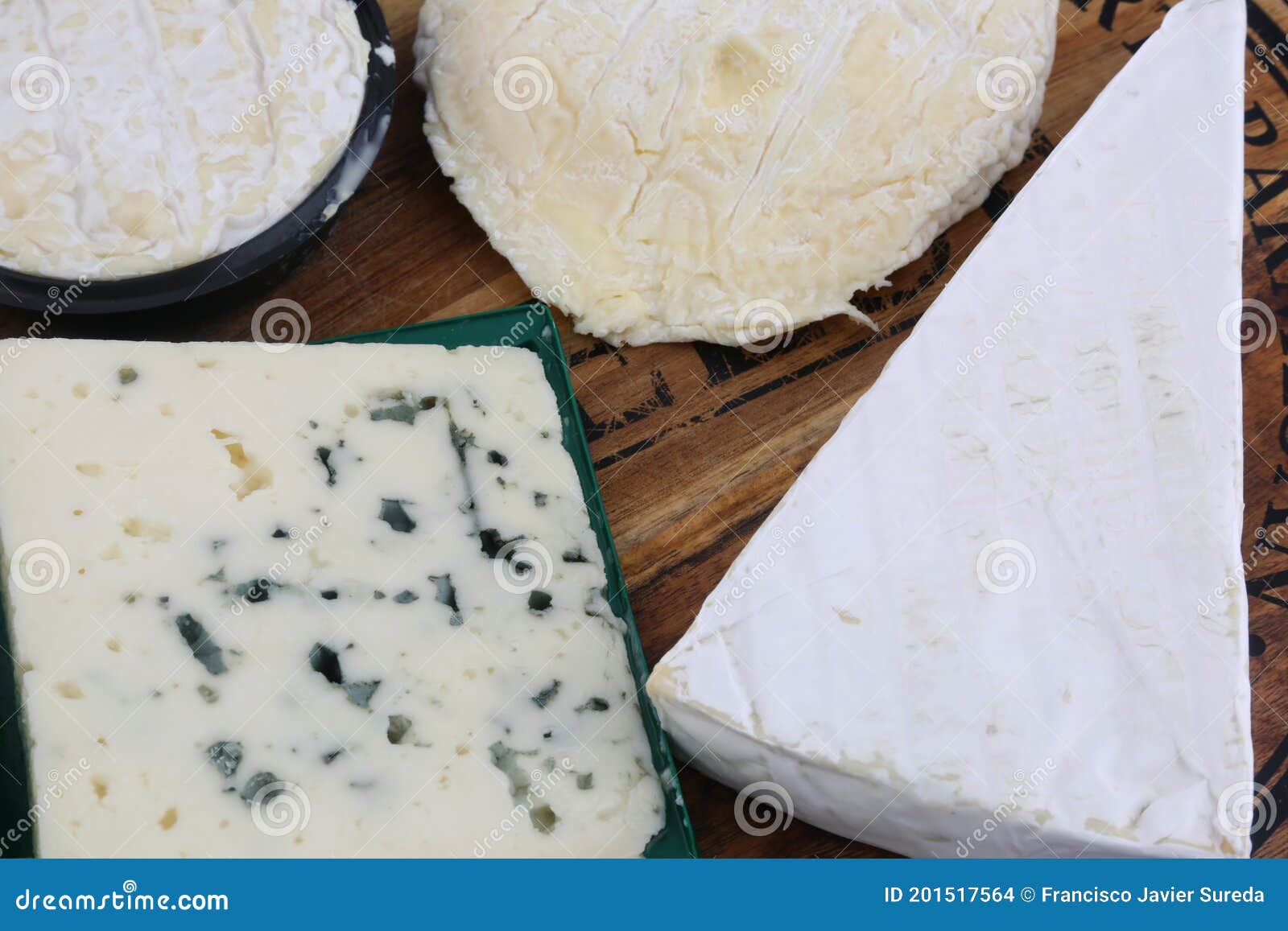 diferent types of frenc cheese as brie, roquefort saint felicien and saint marcellin
