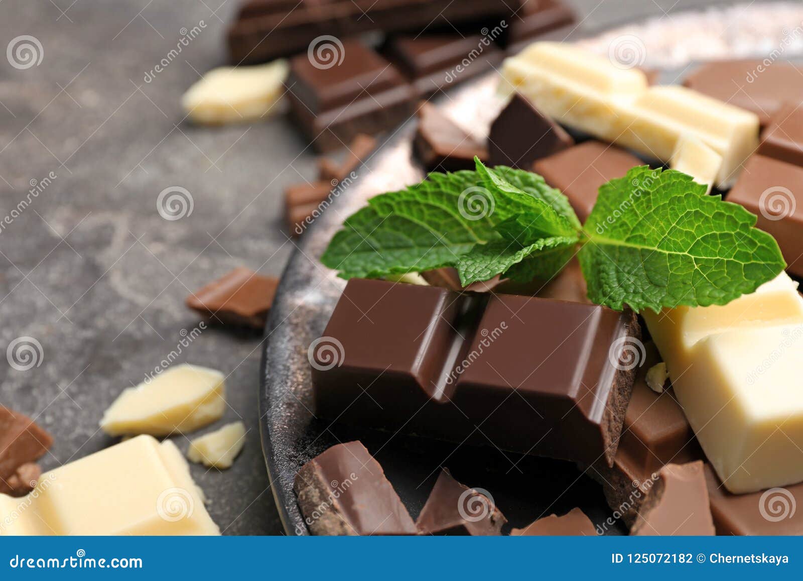 Diferentes Tipos De Chocolate Con La Menta Foto de archivo Imagen de