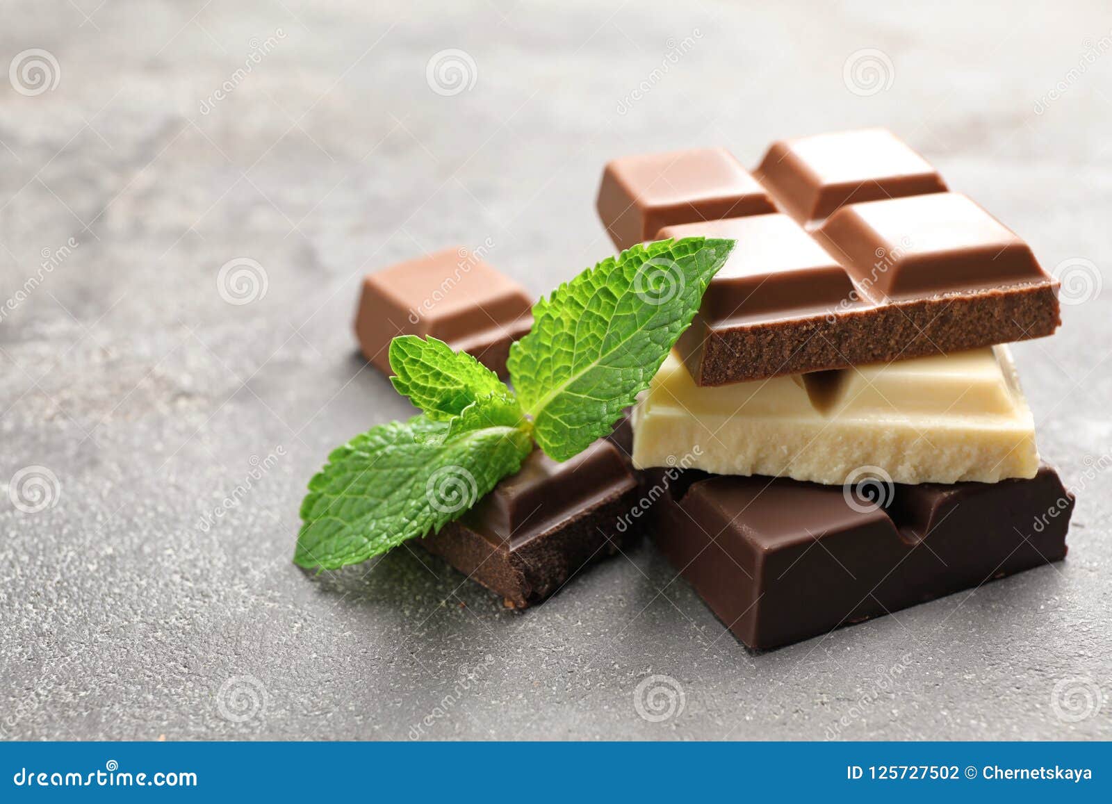 Diferentes Tipos De Chocolate Con La Menta Foto de archivo Imagen de