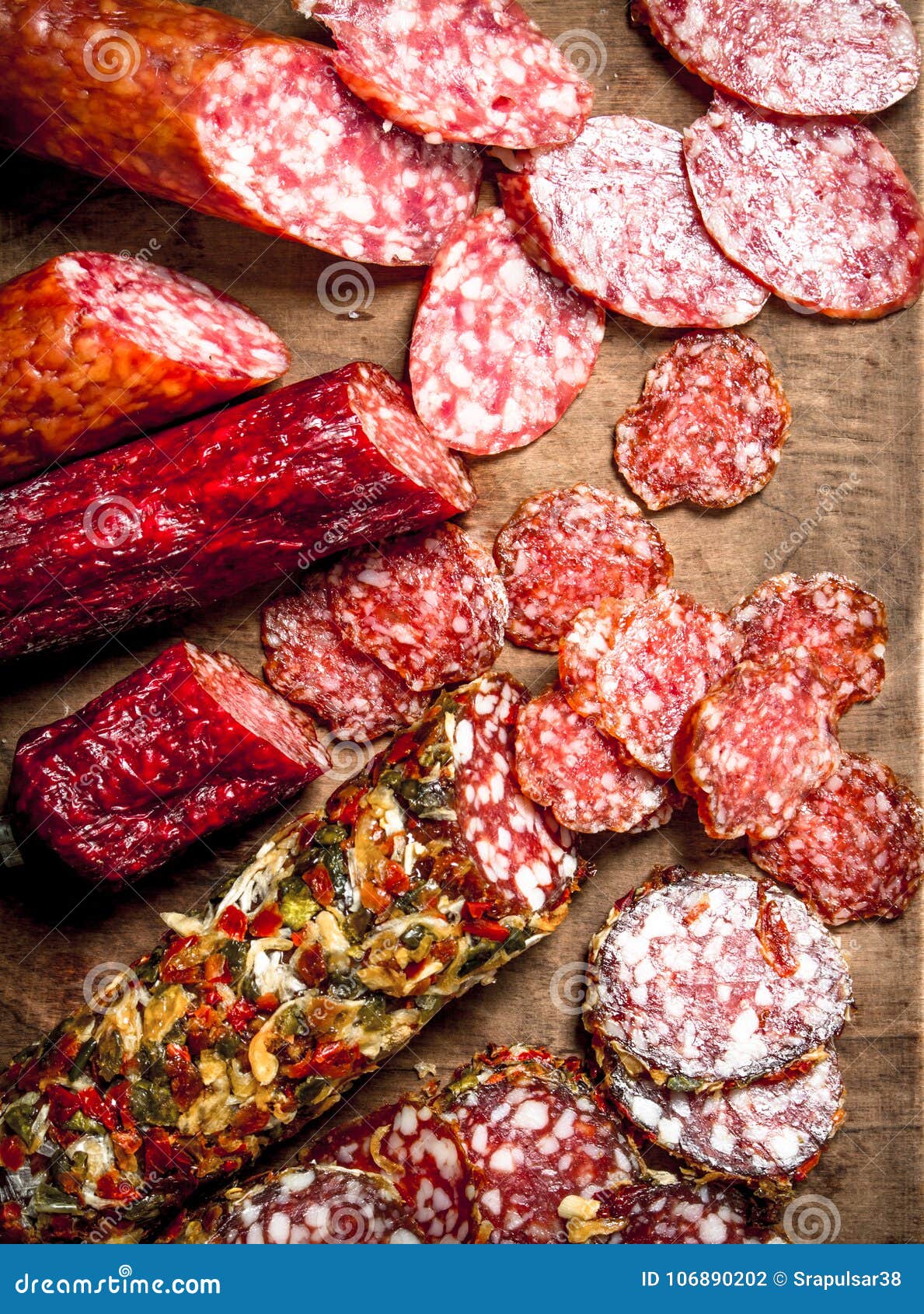 Diferentes Tipos De Salami En Los Tableros Foto de archivo Imagen de
