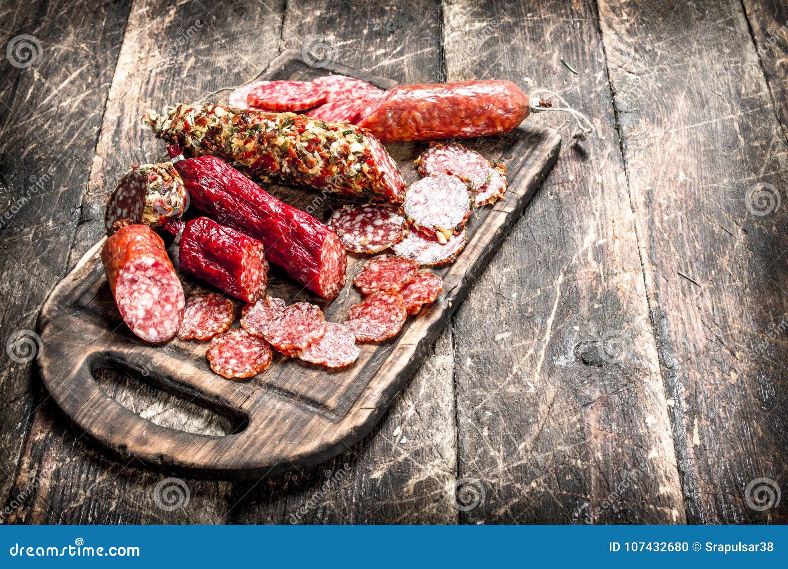 Diferentes Tipos De Salami En Los Tableros Foto de archivo Imagen de plato, rebanado 107432680